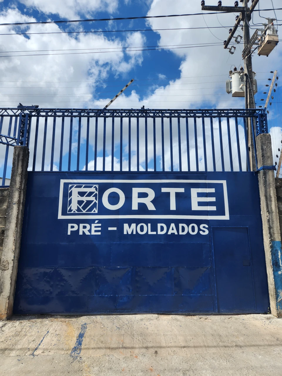 Portão e fachada da fábrica Forte Pré-Moldados